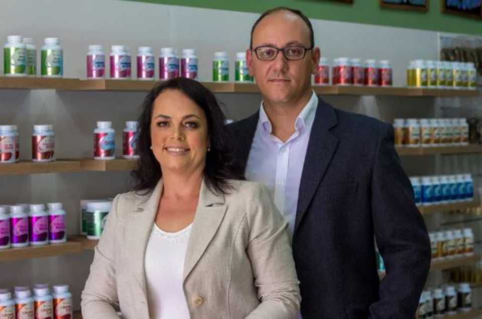Casal de farmacêuticos fatura R$ 1,5 milhão com franquia de produtos 