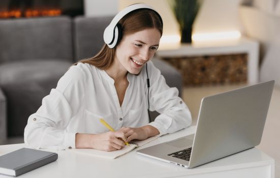 Flexibilidade e interação: aulas ao vivo on-line são tendência na pós-graduação