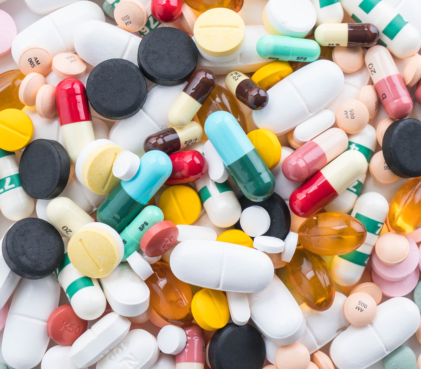 Casos graves de intoxicação escancaram o perigo das prescrições irresponsáveis e do uso indiscriminado de vitaminas