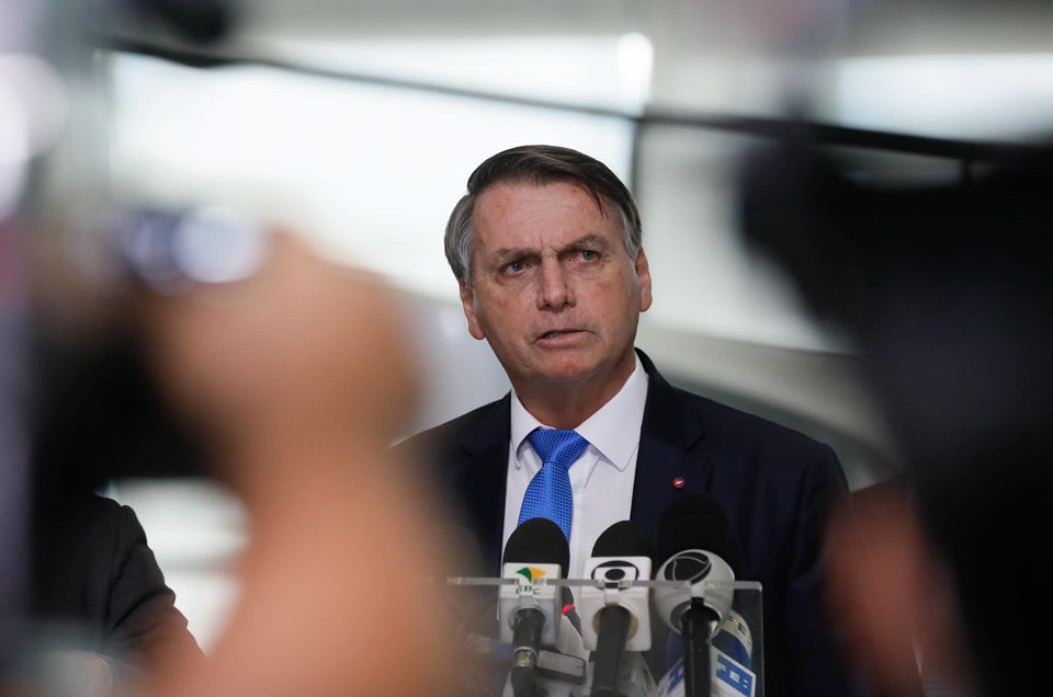 Cartão de vacinação de Bolsonaro está sob sigilo de 100 anos