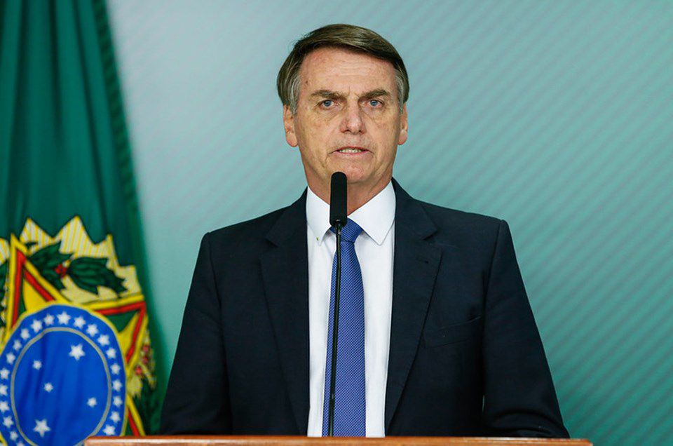 Anvisa suspende estudos da Coronavac; Bolsonaro diz que ‘ganhou mais uma’