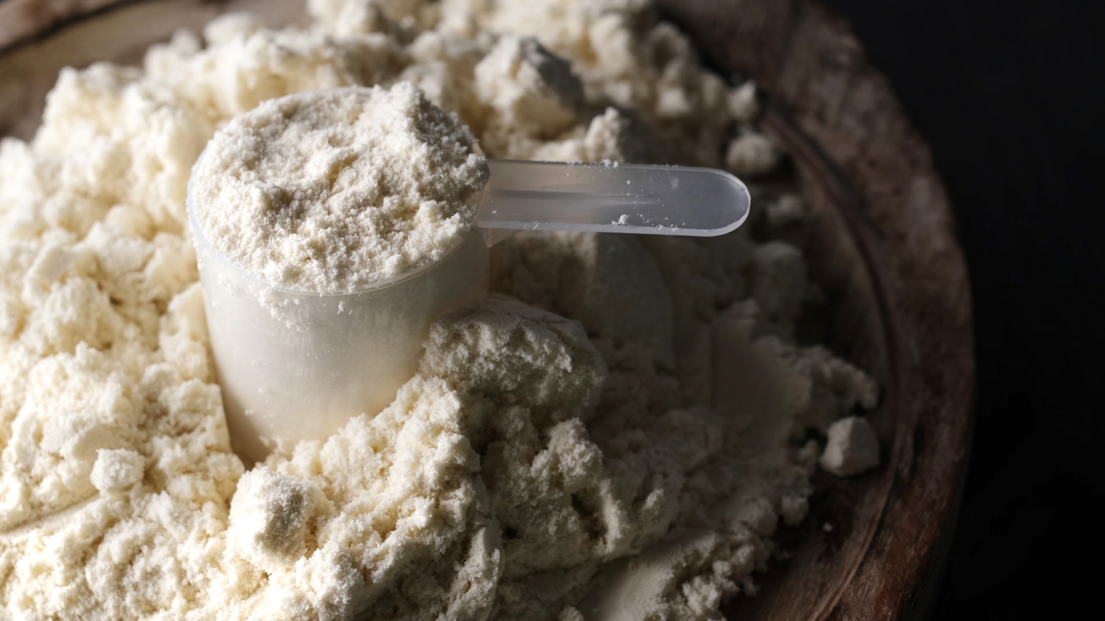 Anvisa aponta falhas em testes de creatina e whey em meio a disputa entre associações