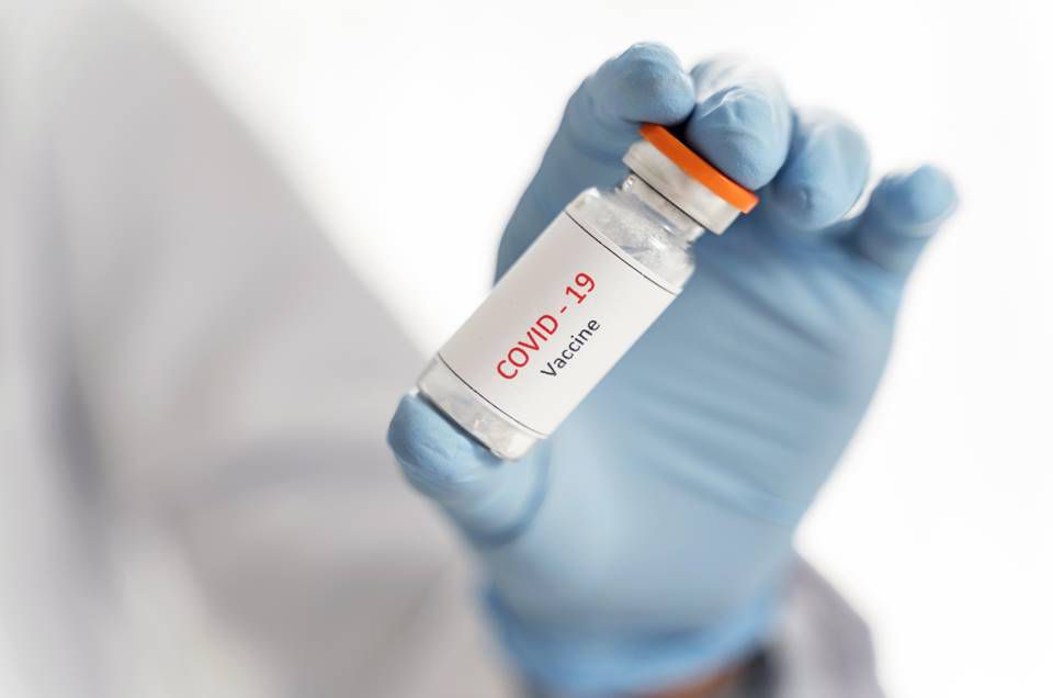 AstraZeneca é processada por atraso em entregas de vacinas contra Covid-19