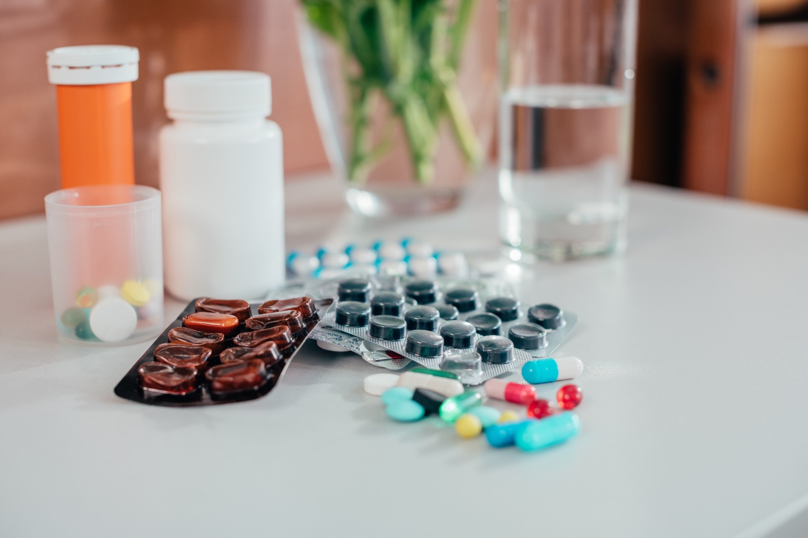 Automedicação com analgésicos pode agravar a dor e exige intervenção farmacêutica