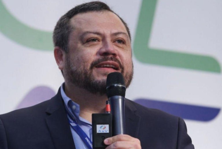 CEO da Abrafarma, Sérgio Mena rejeita PEC da escala 6x1 e aponta escassez de profissionais no setor farmacêutico