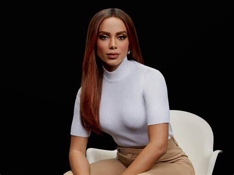 Cantora Anitta trava disputa com Farmacêutica FQM sobre nome do medicamento Anita