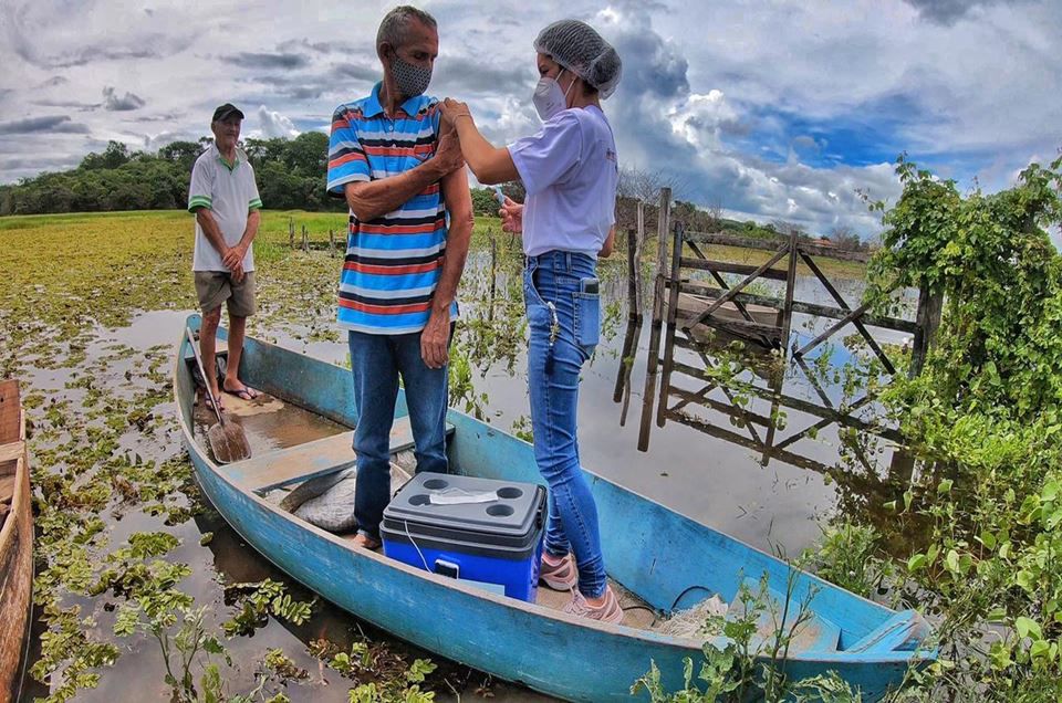 De canoa, farmacêutica promove vacinação contra Covid-19 em idosos no CE 