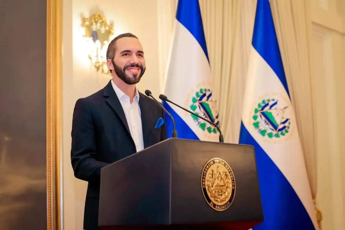 Diagnósticos por IA e receitas digitais marcam o novo aplicativo médico lançado pelo presidente de El Salvador
