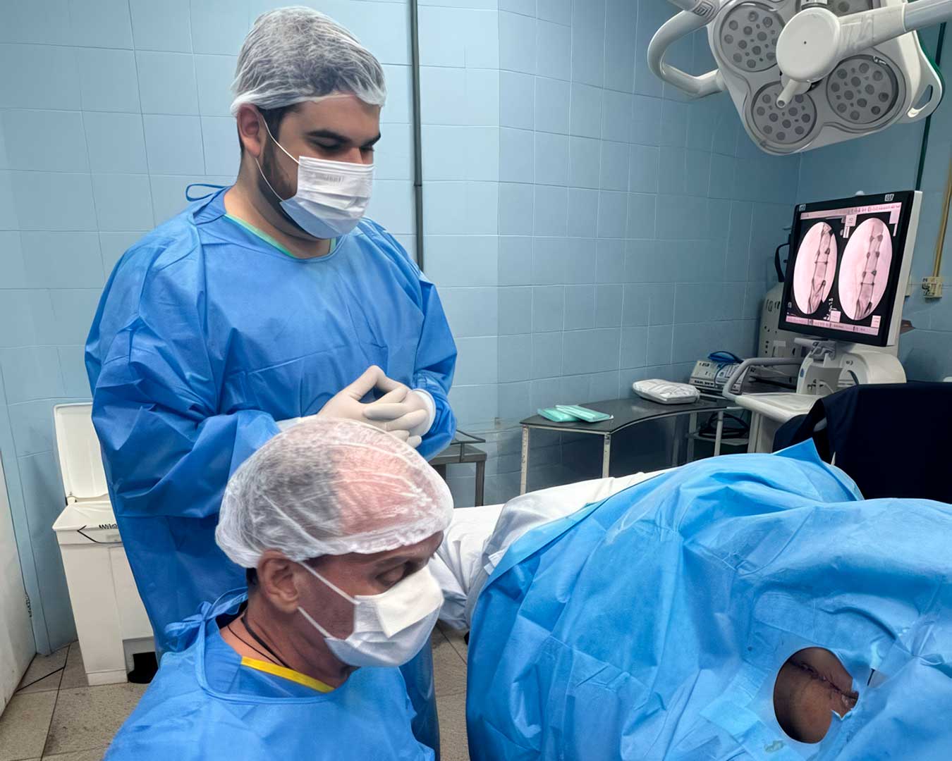 Dois pacientes que tiveram lesão medular completa, com perda total de movimentos e de sensibilidade da cintura para baixo, apresentam retomada de sensações e são capazes de fazer pequenos movimentos depois de receberem aplicação de polilaminina, afirma o grupo de pesquisadores que desenvolve a substância. 	Ambos tomaram as injeções com o produto há duas semanas, por ordem judicial. A equipe liderada pela bióloga Tatiana Coelho de Sampaio, da UFRJ (Universidade Federal do Rio de Janeiro), acompanha todos os casos que envolvem a droga. 	A polilaminina é uma substância que tem origem na placenta humana e se mostrou capaz, em testes científicos, de restabelecer a medula espinhal em pessoas que tiveram lesões medulares e recuperar os movimentos do corpo em casos de paraplegia ou tetraplegia. A substância foi submetida a pesquisa científica, com autorização da Conep (Comissão Nacional de Ética em Pesquisa), com aplicação em animais e em alguns voluntários. Nesse processo, entre outros casos que tiveram bons resultados, destacou-se o de Bruno Drummond de Freitas, 31, que ficou tetraplégico após um acidente de trânsito. Ele recebeu a polilaminina 24 horas depois do trauma. Após a aplicação e tratamento físicoterapêutico por cinco meses, ele recuperou os movimentos e voltou a andar. Quando uma pesquisa apresenta benefícios na fase científica (chamada também de pré-clínica), como foi o caso da polilaminina, ela segue para a etapa clínica —no Brasil, para chegar neste ponto, depende do aval da Anvisa (Agência Nacional de Vigilância Sanitária). A Anvisa ainda não deu autorização para a pesquisa seguir para a fase clínica, na qual é avaliada a segurança e possíveis efeitos colaterais em um grupo maior de voluntários. A agência tem dado anuência para as aplicações que estão sendo autorizadas pela Justiça. Luiz Fernando Mozer, 37, recebeu a polilaminina em um procedimento realizado em Cachoeiro do Itapemirim (ES). Ele havia se acidentado no começo de dezembro durante uma apresentação de motocross e sofreu lesão medular. Menos de 48 horas após a aplicação, Luiz sinalizou estar sentido o toque nos membros inferiores, segundo o grupo de pesquisa da polilaminina e da equipe médica do Hospital Santa Casa de Misericórdia, em Cachoeiro de Itapemirim, que o acompanha. Nesta segunda-feira (29), os médicos fizeram uma nova avaliação no capixaba e relataram que ele conseguiu contrair músculos da coxa, da região anal e ampliou o campo de sensibilidade. O segundo paciente recebeu a aplicação, também por ordem judicial, em um hospital do Rio de Janeiro. Ele tem 35 anos e ficou paraplégico, com lesão total da medula, após uma queda de moto. No teste realizado nesta segunda, ele conseguiu fazer um leve movimento do pé. Ele também registra sensibilidade em partes das pernas, segundo o grupo de pesquisas da polilaminina e a equipe média dos hospital. O médico Bruno Alexandre Côrtes, chefe do serviço de neurocirurgia do Hospital Municipal Souza Aguiar, do Rio de Janeiro, o maior de emergências da América Latina, realizou as duas aplicações —no Rio e no Espírito Santo— e acompanhou os exames posteriores do paciente do Rio. 