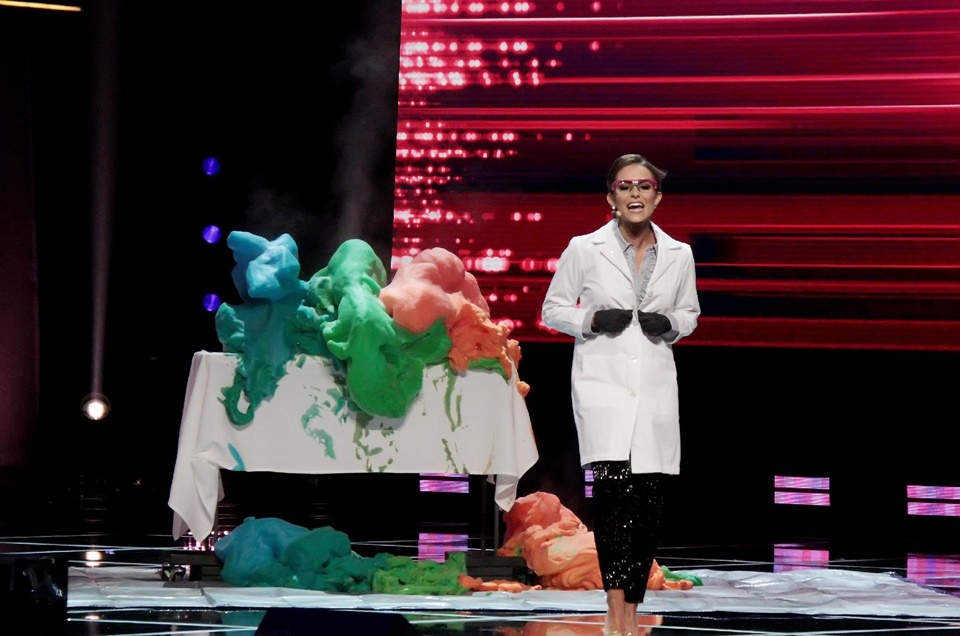 Doutoranda em farmácia faz experimento no palco e acaba coroada miss América 2020
