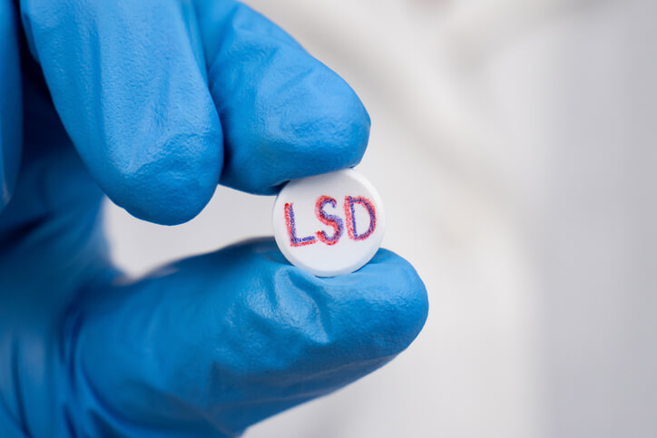 Estudo indica efeito prolongado do LSD na redução da ansiedade