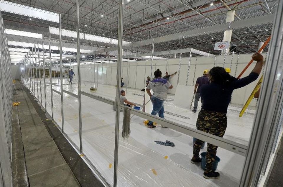 Exclusivo: farmacêutico mostra como foi montada farmácia do hospital de campanha em SP