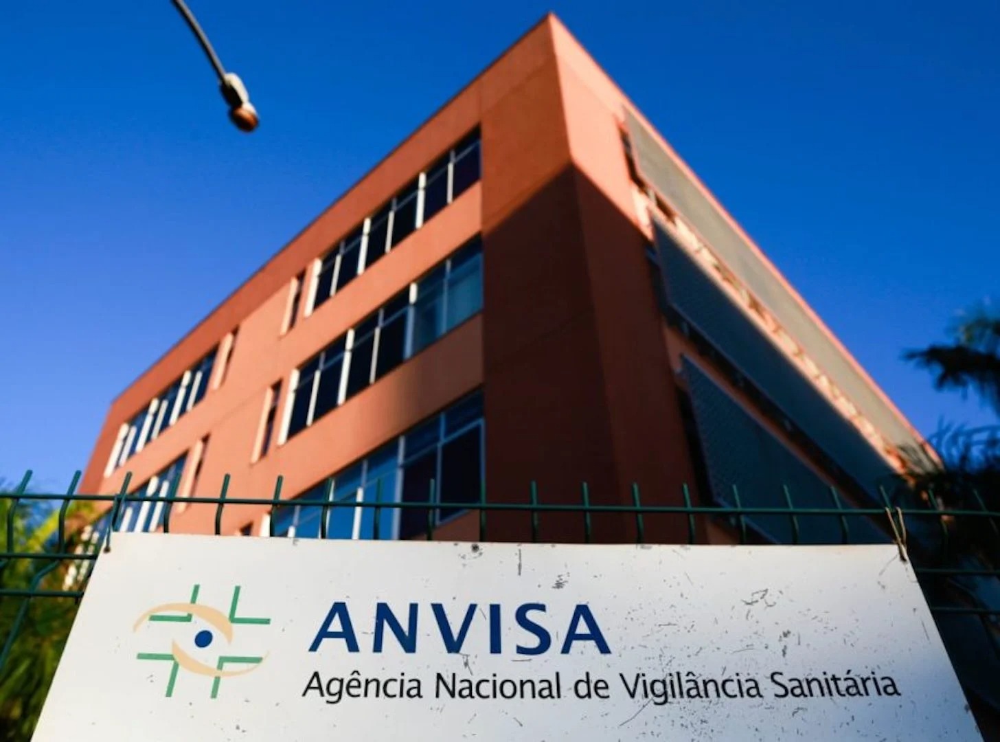 Anvisa publica RDC 882/24 sobre requisitos para medicamentos isentos de prescrição