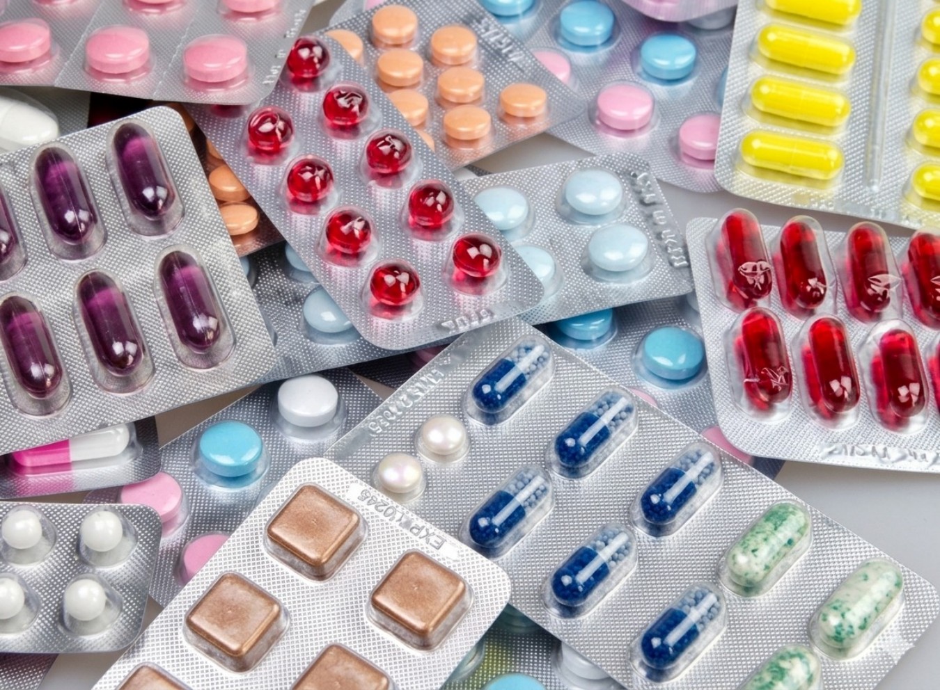 Imposto zero para medicamentos amplia acesso, mas expõe dependência externa do Brasil