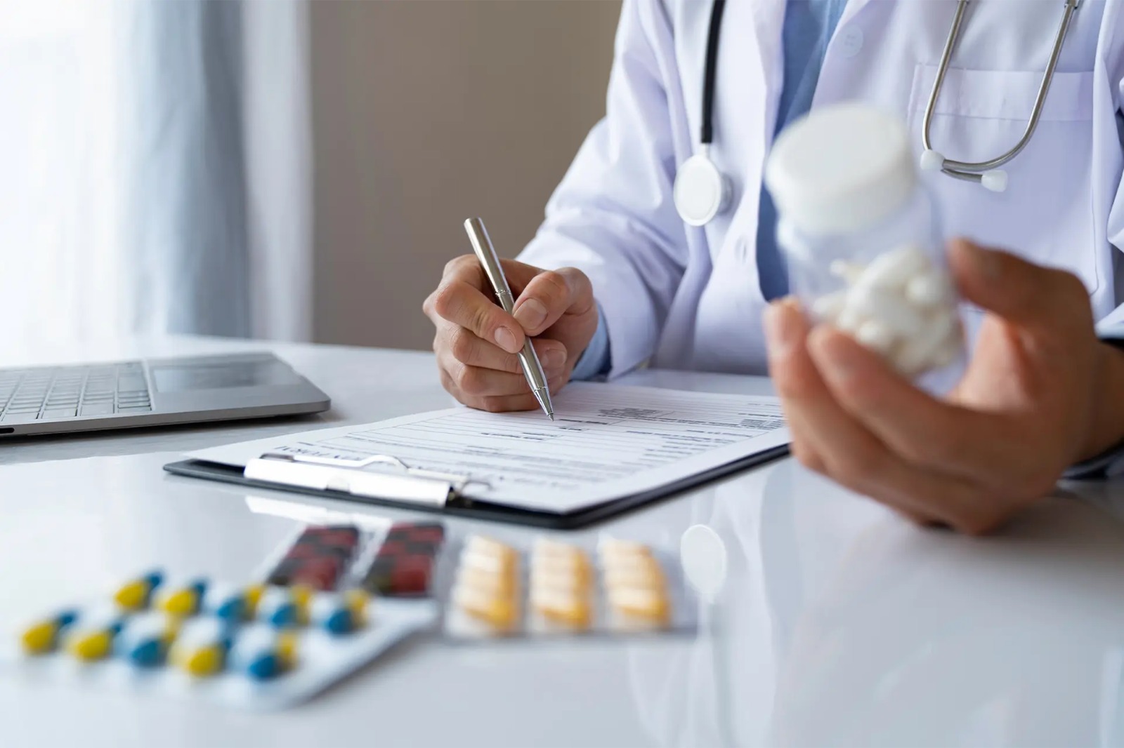 Justiça suspende resolução que autoriza farmacêuticos a prescreverem medicamentos tarjados