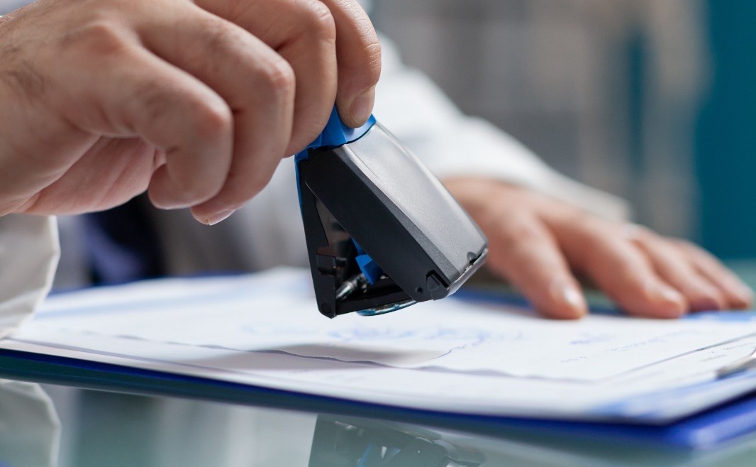 Nova lei pode exigir que médicos escrevam receitas de forma acessível e compreensível