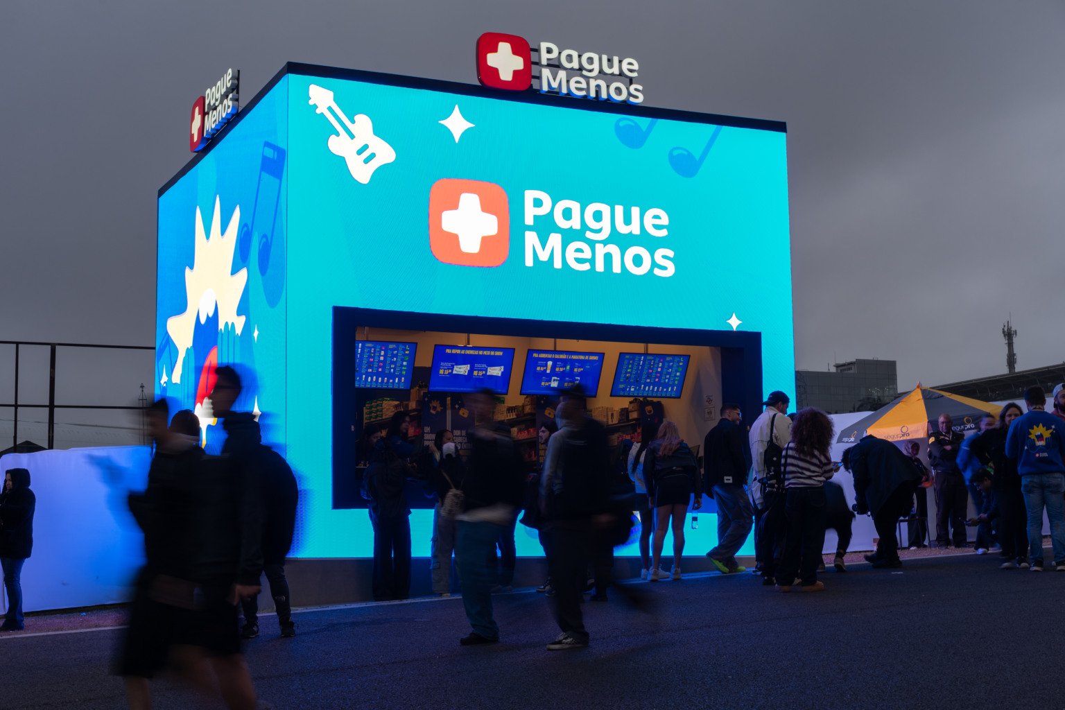 Pague Menos redefine suas estratégias de marketing com presença nos festivais The Town e Tomorrowland