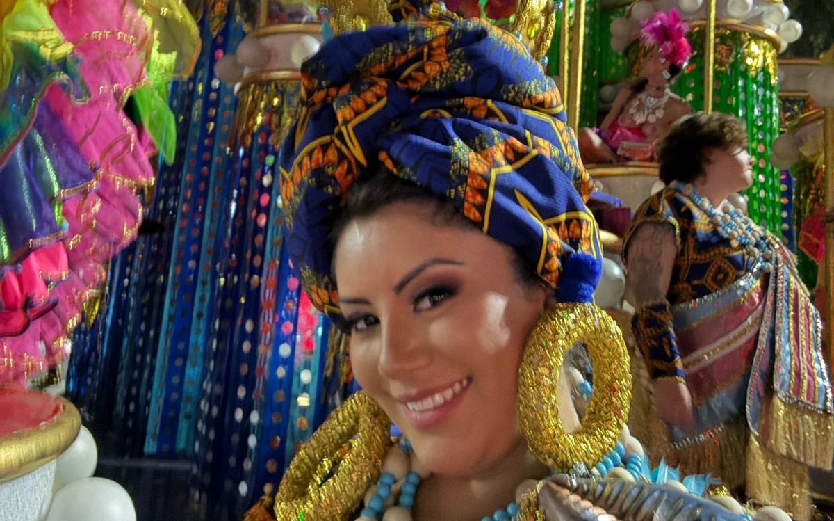 Professora do ICTQ, Alícia Krüger, brilha na Sapucaí como destaque da Paraíso do Tuiuti