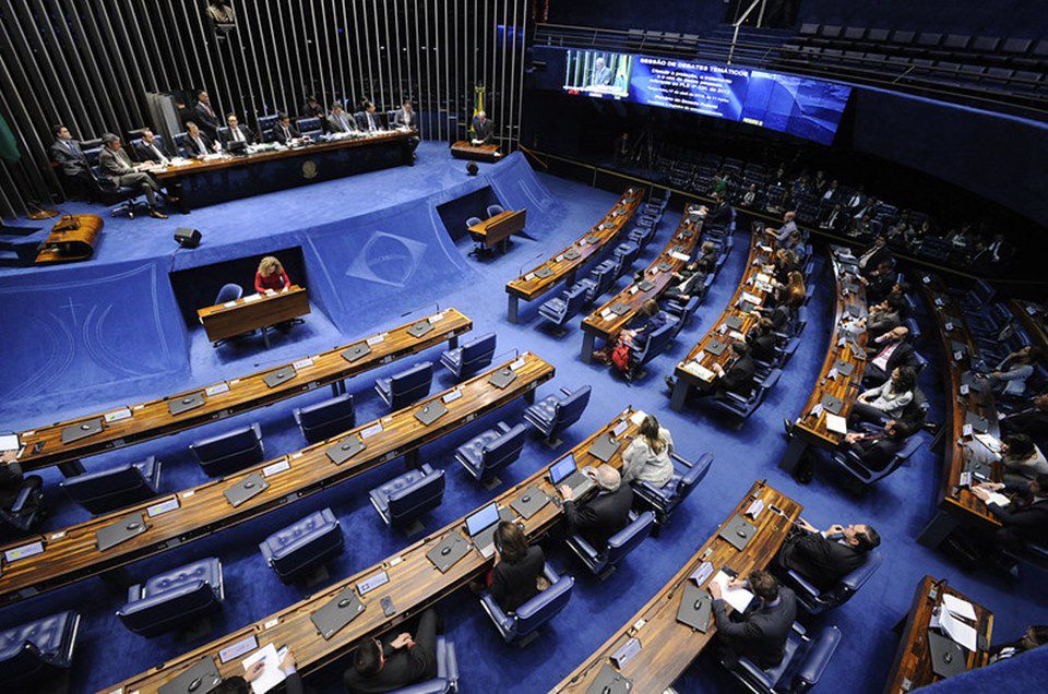 Senado aprova projeto que autoriza quebra de patente de vacinas e medicamentos