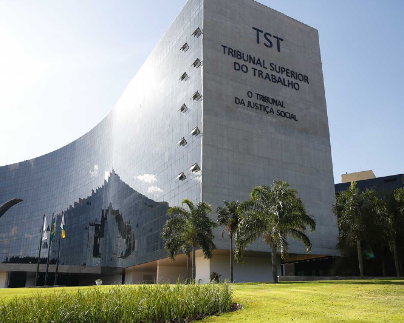 Drogaria é condenada a pagar R$ 4,7 mil a funcionária demitida por usar desconto para leite infantil