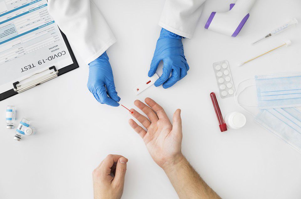 Vigilância Sanitária fiscaliza farmácias que oferecem testes rápidos de Covid-19