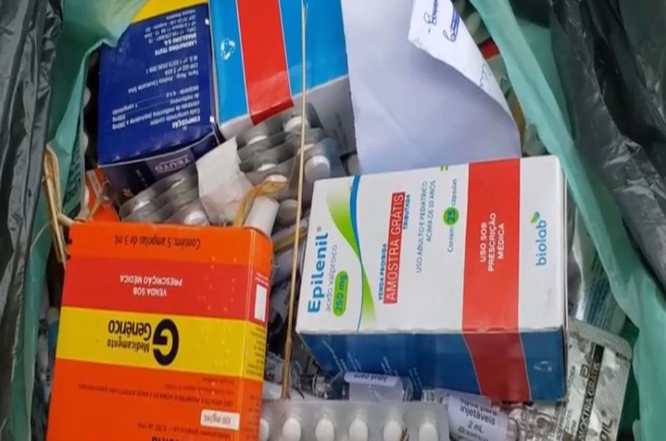 Vigilância sanitária recolhe dezenas de medicamentos descartados irregularmente