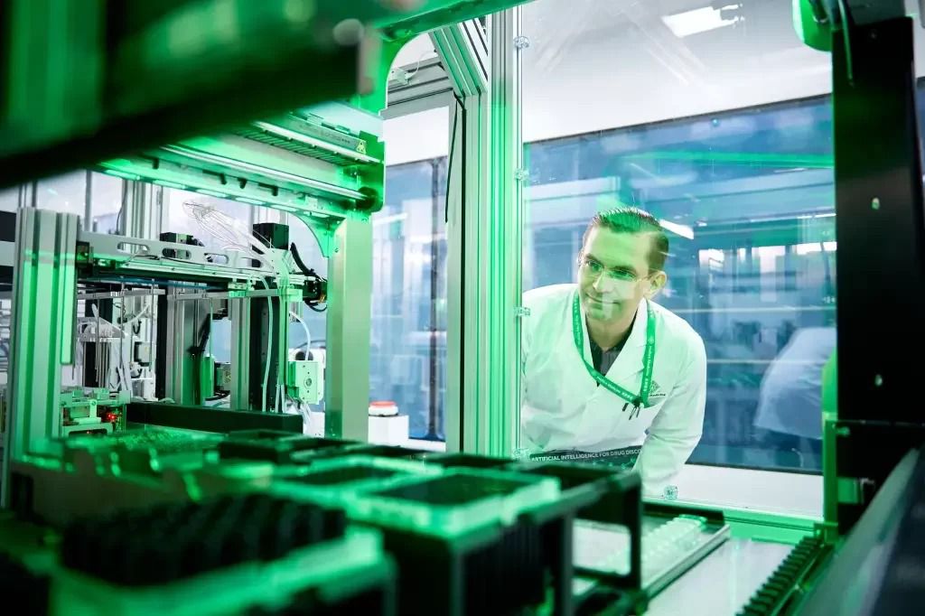 Robôs criam primeiro medicamento feito por Inteligência Artificial para testes em humanos