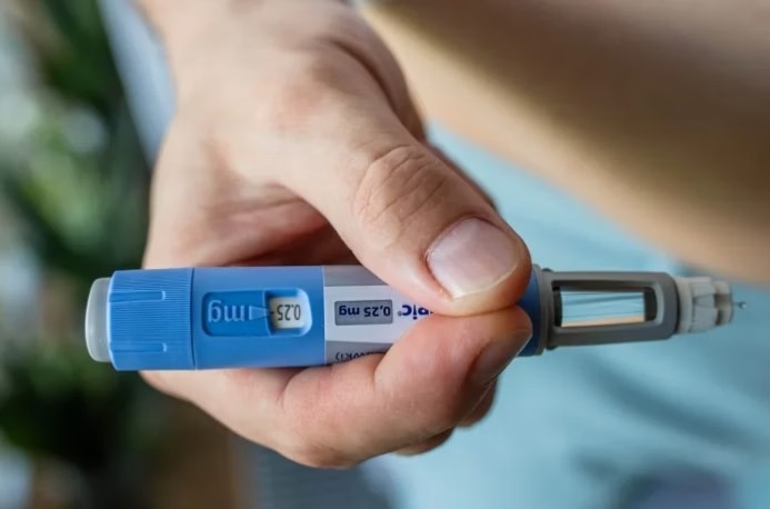 Sem saber, homem perde peso após namorado injetar Ozempic escondido