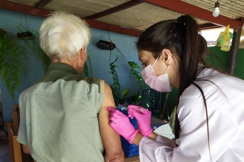 Alunos de farmácia se mobilizam para ajudar na vacinação de idosos 