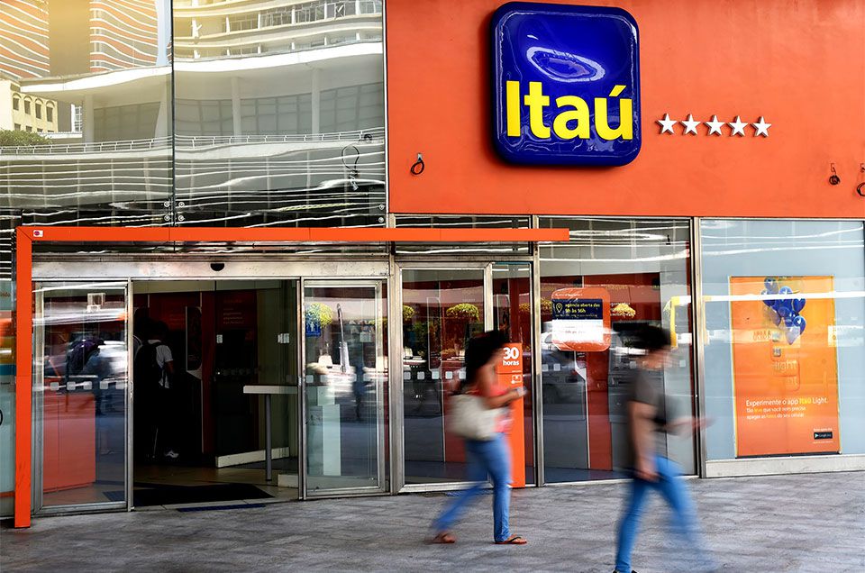 Após protestos, Itaú inclui farmacêuticos em campanha para profissionais de saúde 