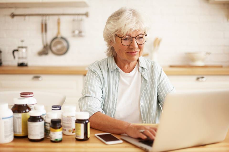 Busca por medicamentos na internet cresce mais de 8.000% na pandemia