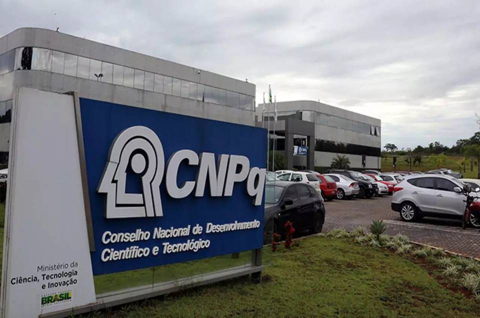 CNPq: Ministério da Saúde distribui bolsa de R$ 5 mil para farmacêuticos 