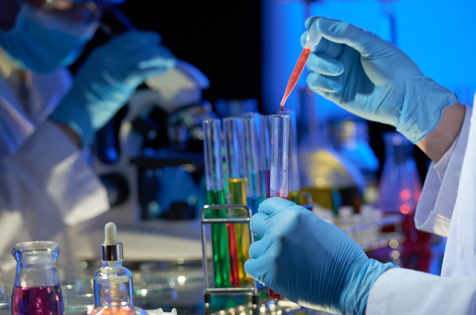 Covid-19: laboratórios concorrentes fazem teste em conjunto de medicamentos