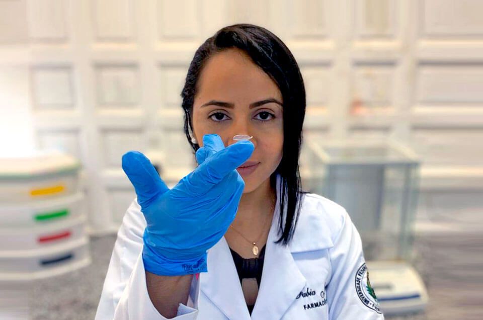 Farmacêuticos desenvolvem lente de contato que libera medicamento no olho