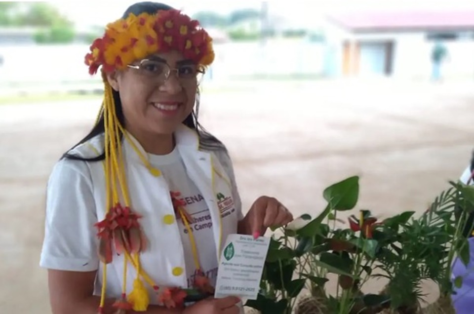 Farmacêutica cria consultório de plantas medicinais dentro de aldeia indígena em MT