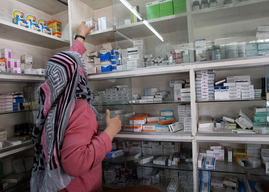 No Iraque, o farmacêutico manipula pomadas no balcão