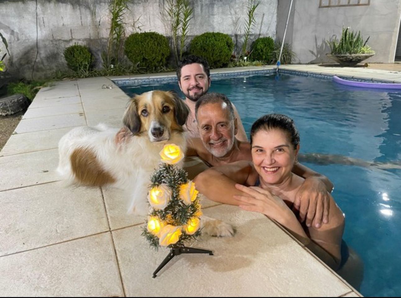 Paciente celebra um ano de remissão total do câncer após terapia CAR-T Cell.