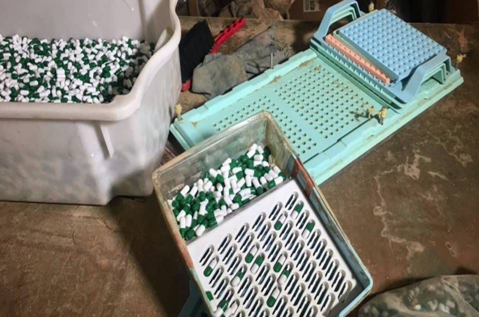 Polícia fecha fábrica clandestina de medicamentos e suplementos