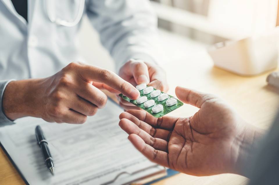 Posto usa auxiliar administrativa para cobrir férias de farmacêutico