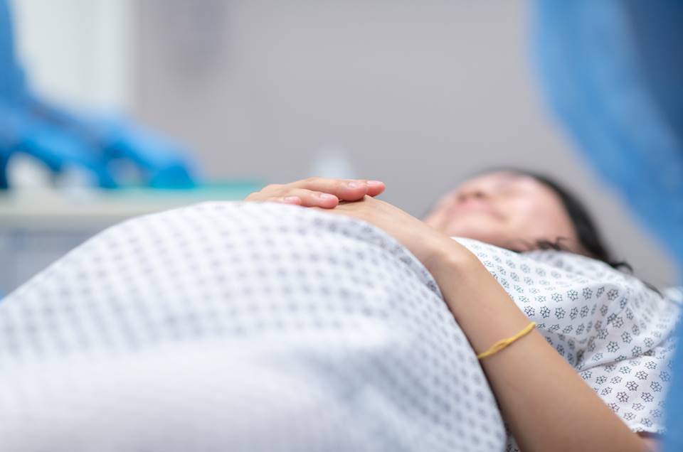 Primeiro caso: grávida transmitiu coronavírus para bebê no útero 