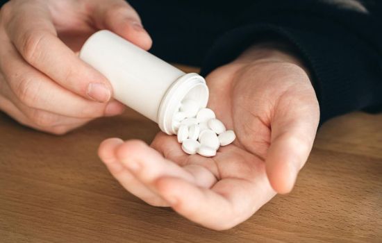 Confronto Regulatório: Por que a dipirona enfrenta proibições nos EUA e não no Brasil?