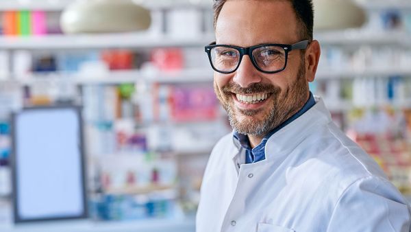 Comissão da Câmara aprova salário de R$ 6.500 para farmacêuticos e mantém adicional para RT