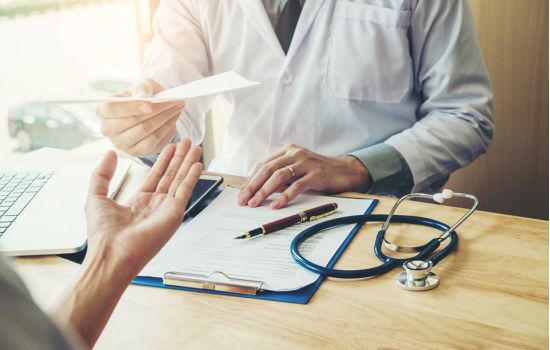 Resolução 586/13, sobre prescrição farmacêutica, comentada