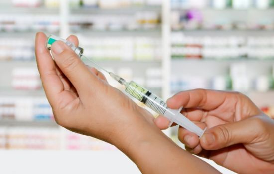 Justiça respeita resolução do CFF e mantém vacinação por farmacêuticos no Brasil