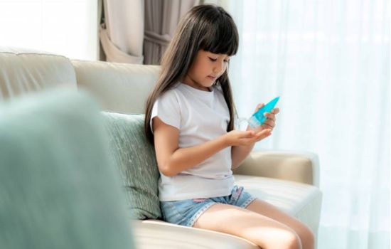 Crescem casos de intoxicação infantil por álcool gel