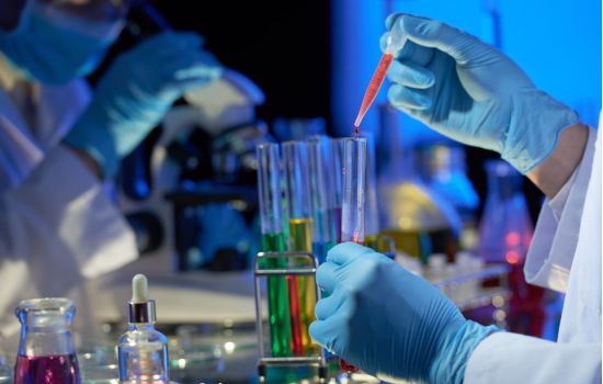 Covid-19: laboratórios concorrentes fazem teste em conjunto de medicamentos